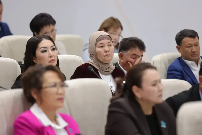 Ербол Карашукеев принял участие во внеочередной сессии областного маслихата (3)