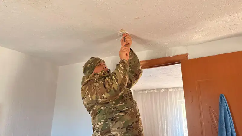 В области Жетісу свыше 2 тысяч датчиков устанавливают в домах социально уязвимых семей (3)