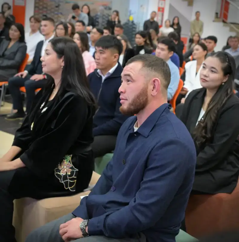 Открытый диалог с молодёжью: в Павлодаре вручили премий «Тәуелсіздік ұрпақтары» и «Kasip Zhuldyzy 2025» (5)