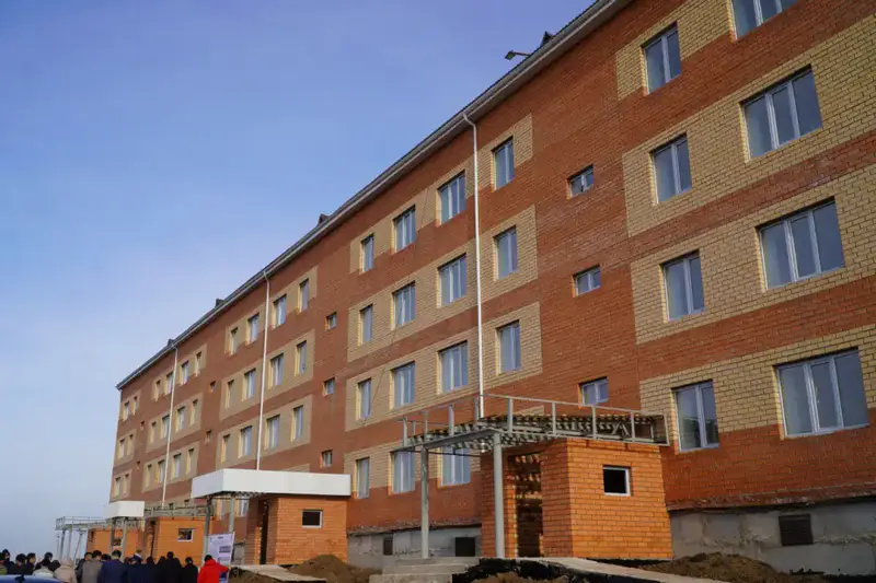 Аким области Марат Ахметжанов посетил строящуюся амбулаторию и новый завод в Аккольском районе Астане