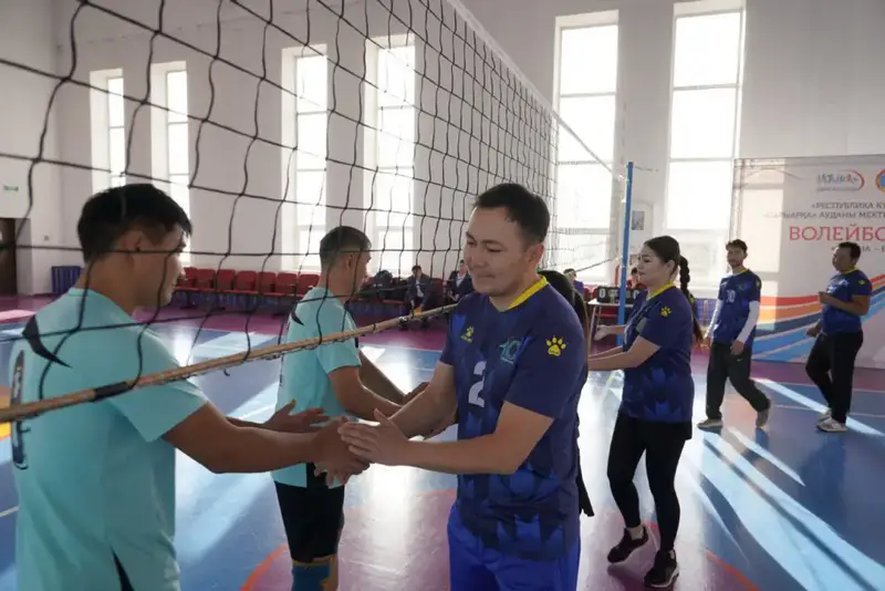 День Республики: в Астане прошел турнир по волейболу среди учителей (3)