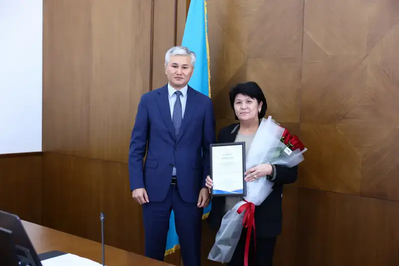 Аким области поздравил предпринимателей в Ұлытау и вручил награды Астане