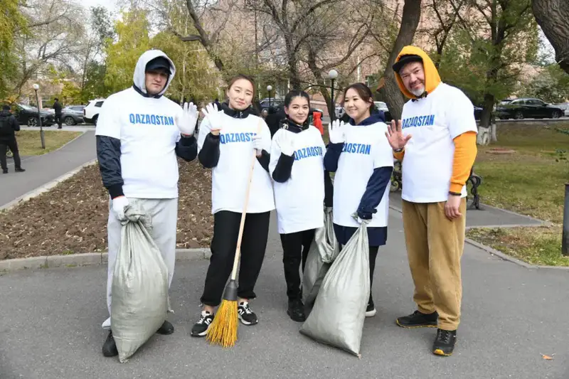 «Таза Қазақстан»: работники столичных учреждений культуры вышли на масштабную уборку в Астане (10)