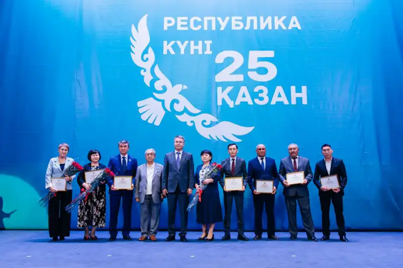 Аким Атырауской области Серик Шапкенов в канун Дня Республики вручил государственные награды (7)