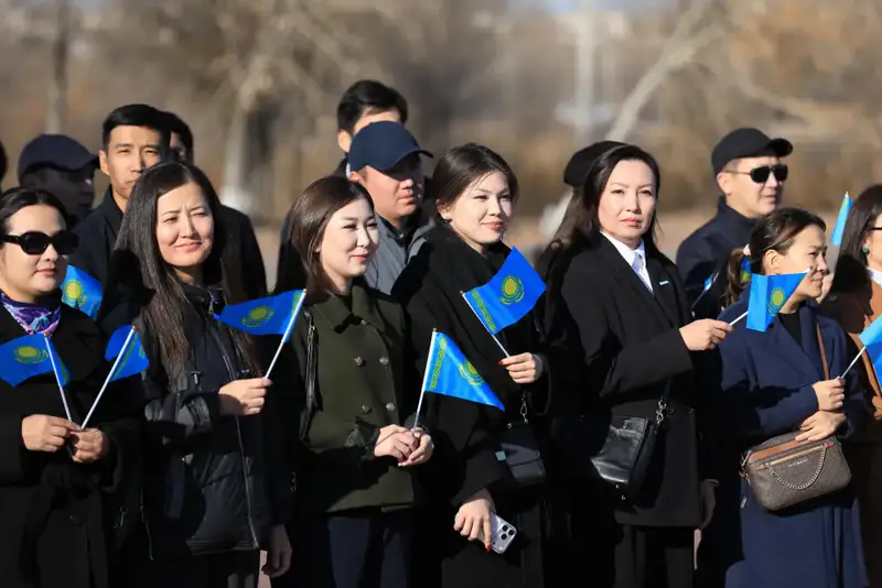 В Актобе в День Республики состоялась церемония поднятия Государственного флага (4)