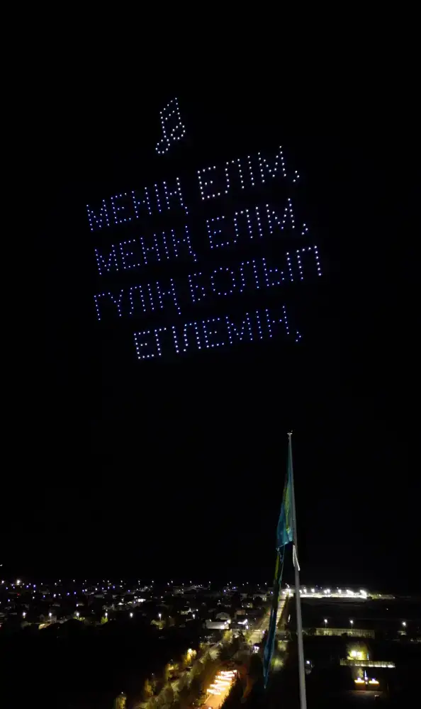 Небо Конаева запело гимн Казахстана (9)