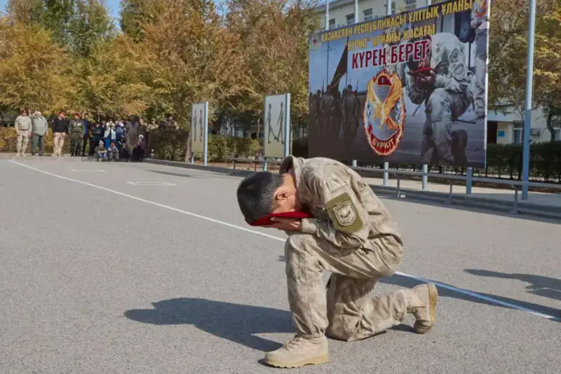 Два брата из одной семьи в Национальной гвардии МВД РК стали обладателями краповых беретов, подчеркивая важность братства и единства в службе Астане