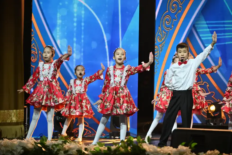 «Мерейлі отбасы – 2025»: В Астане наградили 20 образцовых семей Казахстана (3)