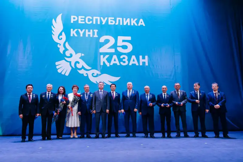 Аким Атырауской области Серик Шапкенов в канун Дня Республики вручил государственные награды (6)