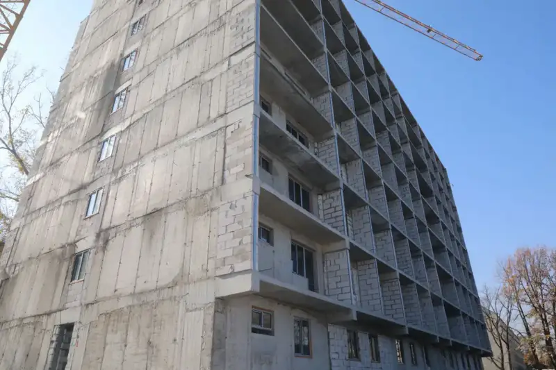 Заместитель акима Алматы Абзал Нукенов проверил ход строительства студенческих общежитий (4)