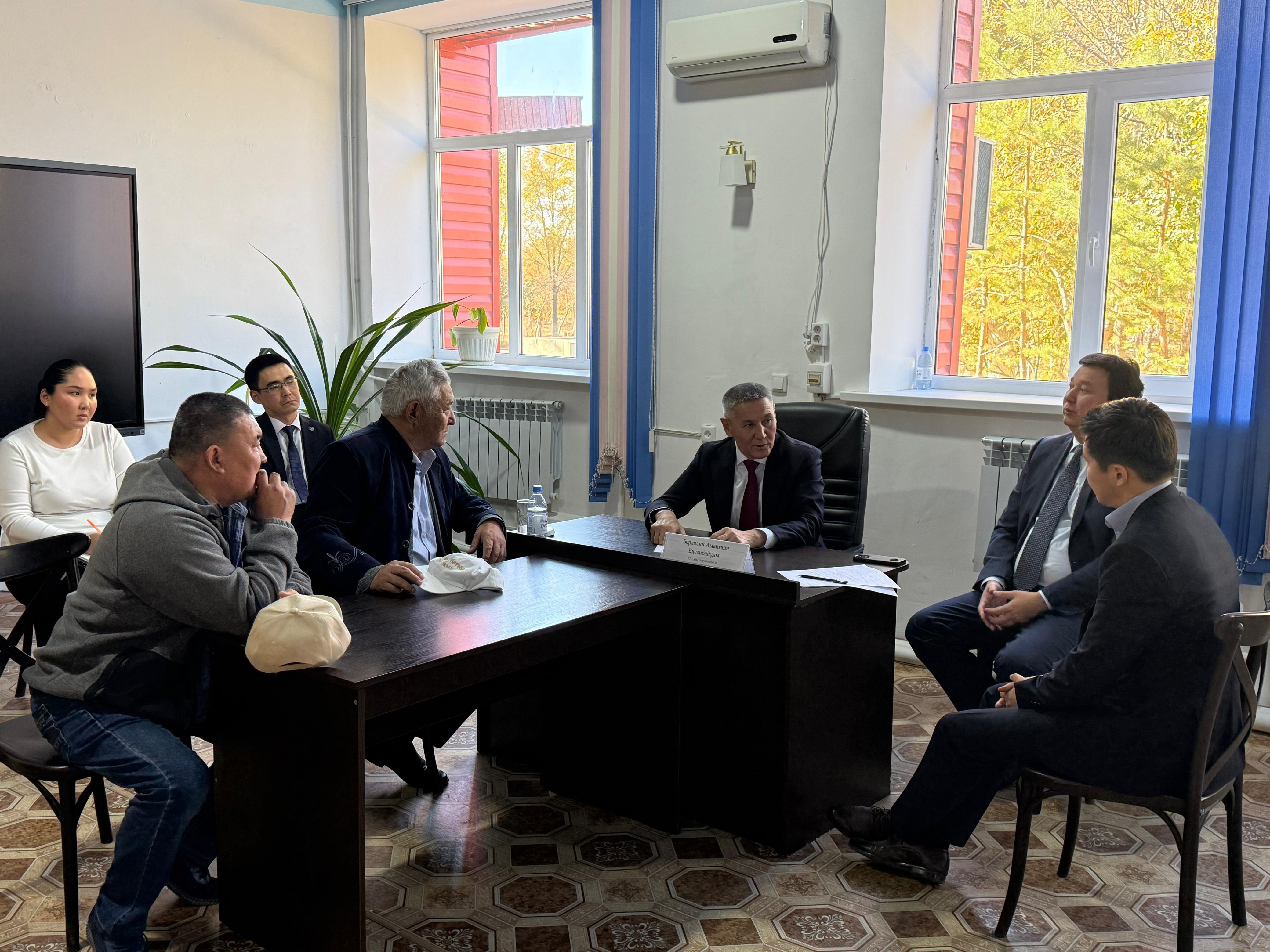 Амангалий Бердалин провёл встречу с населением и сельхозпроизводителями Актюбинской области (6)