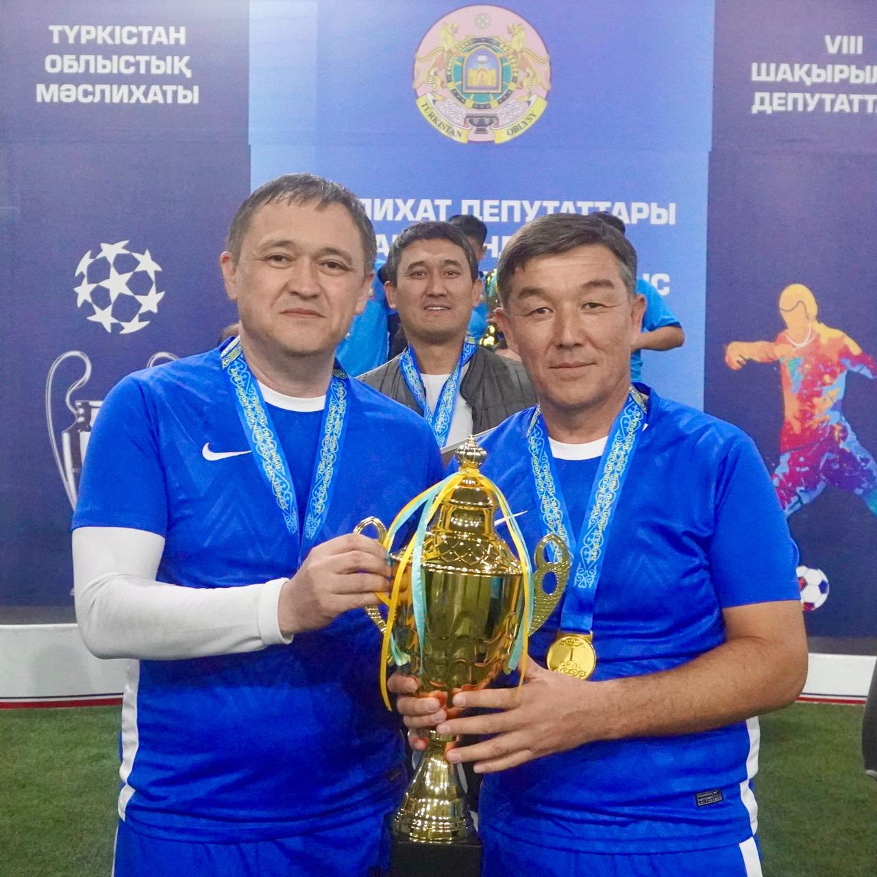 В ТУРКЕСТАНЕ НАГРАДИЛИ ПОБЕДИТЕЛЕЙ И ПРИЗЕРОВ ЧЕМПИОНАТА ОБЛАСТИ ПО МИНИ-ФУТБОЛУ СРЕДИ ДЕПУТАТОВ (4)