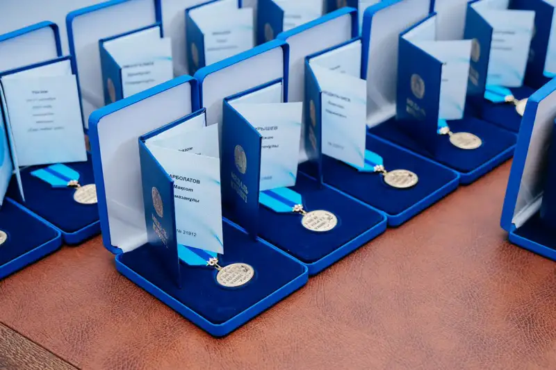 В Западно-Казахстанской области ко Дню Республики вручены государственные награды (4)