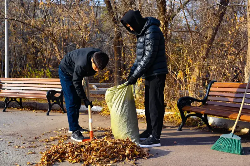 Таза Қазақстан: актюбинские экоактивисты очистили парк «Ретро» (6)