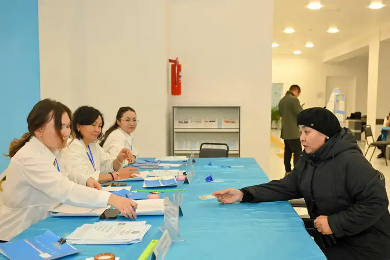 Аким области отдал свой голос на выборах (8)