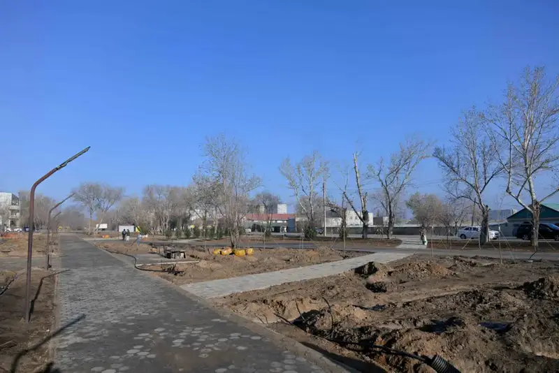 В Семее в микрорайоне «Юность» строится современное общественное пространство (5)