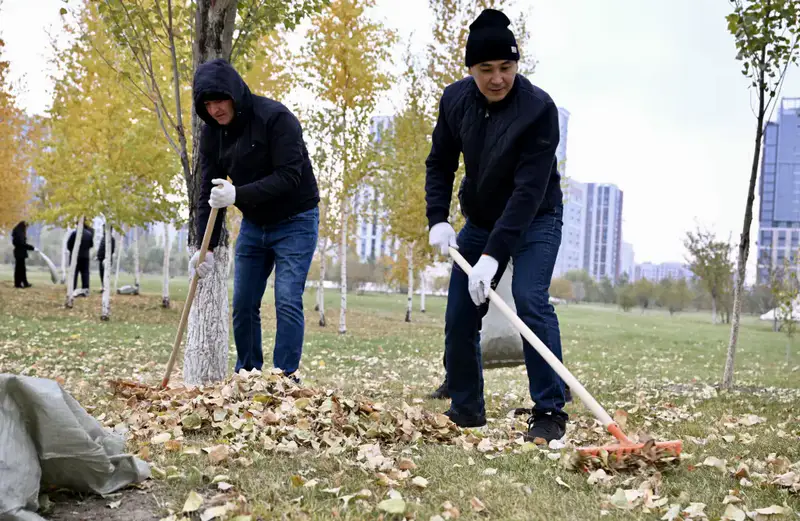 Участие казахстанских дипломатов в субботнике подчеркивает важность личного вклада в экологию Астане