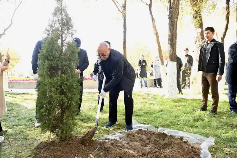 «Таза Қазақстан»: Аким области принял участие в посадке деревьев в обновленном парке (8)
