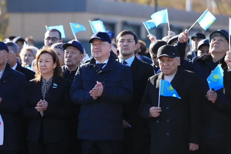 В Актобе в День Республики состоялась церемония поднятия Государственного флага (7)