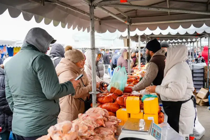Доступные цены и 700 тонн свежих продуктов: в Астане прошла ярмарка аграриев из Карагандинской и Восточно-Казахстанской областей (8)