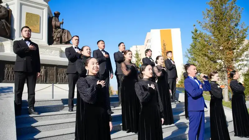 Церемония поднятия Государственного флага в ВКО: символ единства и патриотизма в День Республики Астане