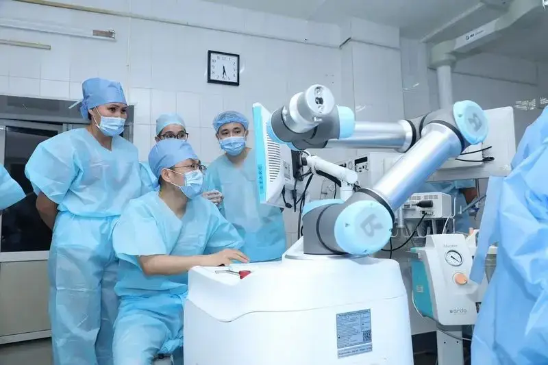 В Караганде робот будет делать операции на мозге (6)