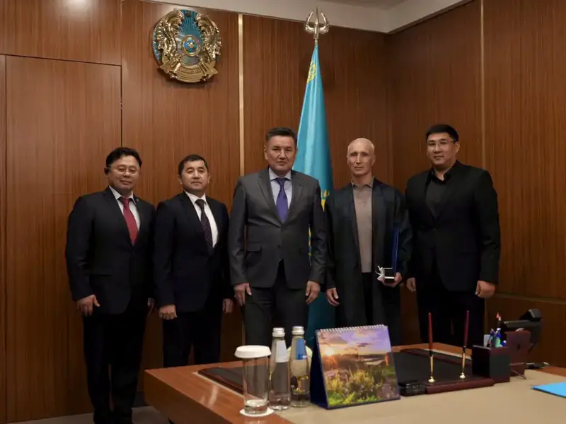 Аким ВКО поздравил легенду казахстанского футбола Вахида Масудова с днём рождения (2)