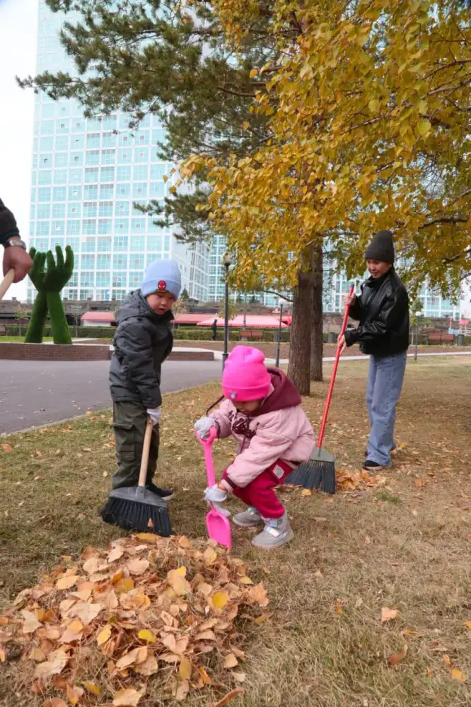 «Таза Қазақстан»: работники столичных учреждений культуры вышли на масштабную уборку в Астане (5)