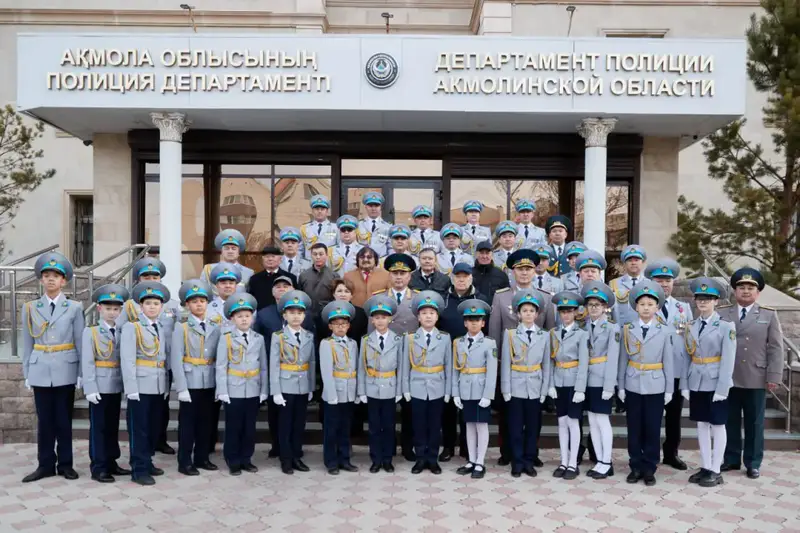 Заместитель министра внутренних дел — Главнокомандующий Нацгвардией поздравил полицейских с Днём Республики (3)