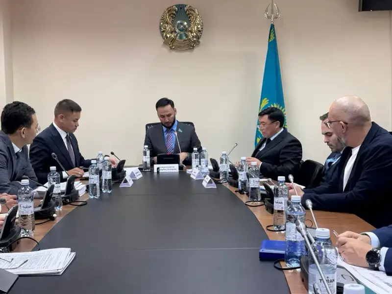 Вице-министр Азамат Амрин ведёт открытый диалог о налоговых режимах с партией «Respublica» и бизнесом Астане