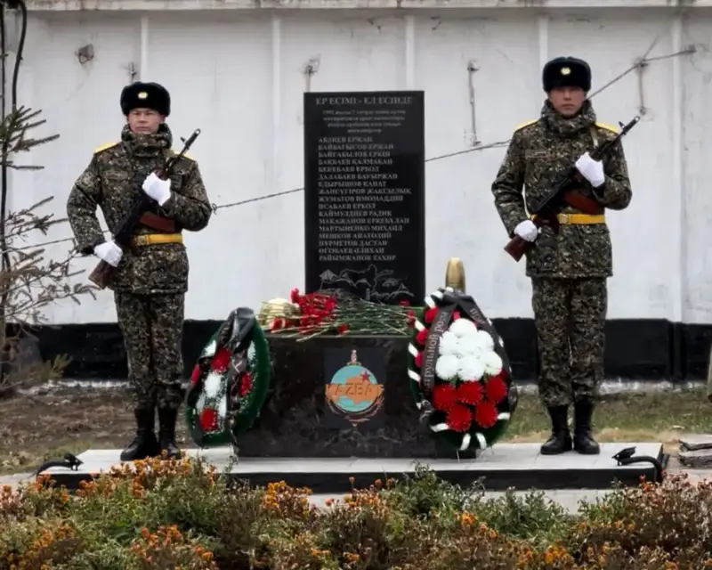 В Атбасаре открыт мемориал, посвящённый 17 воинам, погибшим на таджико-афганской границе (5)