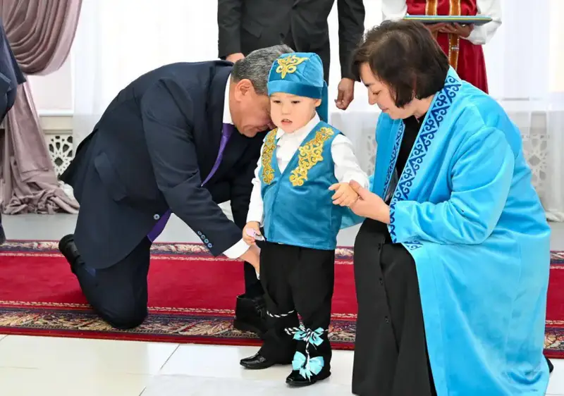 В преддверии Дня Республики прошел обряд тұсау кесу для детей из детского дома (2)
