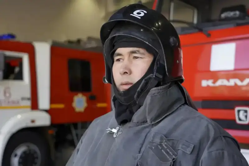 Командир пожарной службы делится опытом и подчеркивает значимость командной работы в спасении жизней Астане