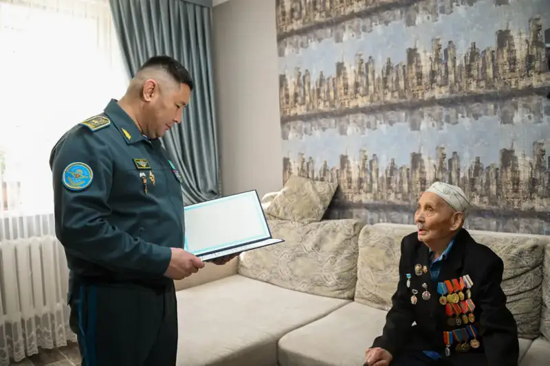 В Астане военнослужащие поздравили ветерана войны Рзагула Байкешева с днем рождения (3)