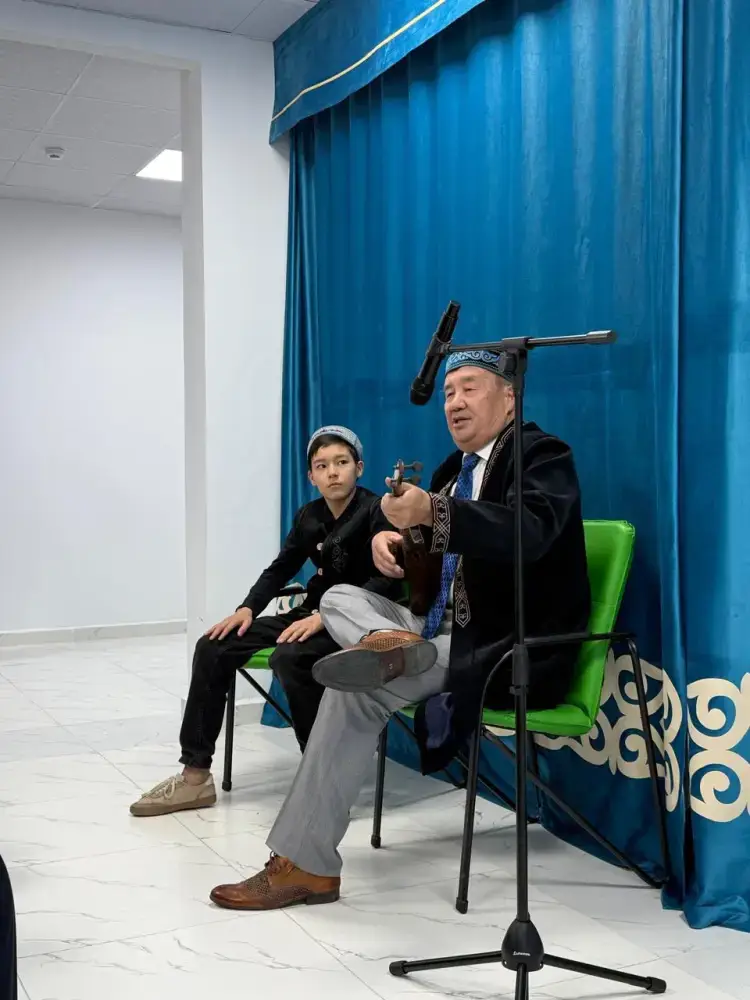 Пенсионеры клуба "Театр әлемі" в Астане отметили 95-летие Шамши Калдаякова театрализованным представлением Астане