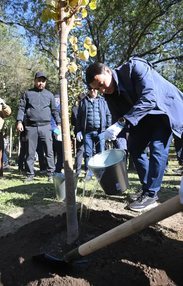Аким города поддержал инициативу «Таза Қазақстан» посадкой деревьев в парке «Достык» (4)