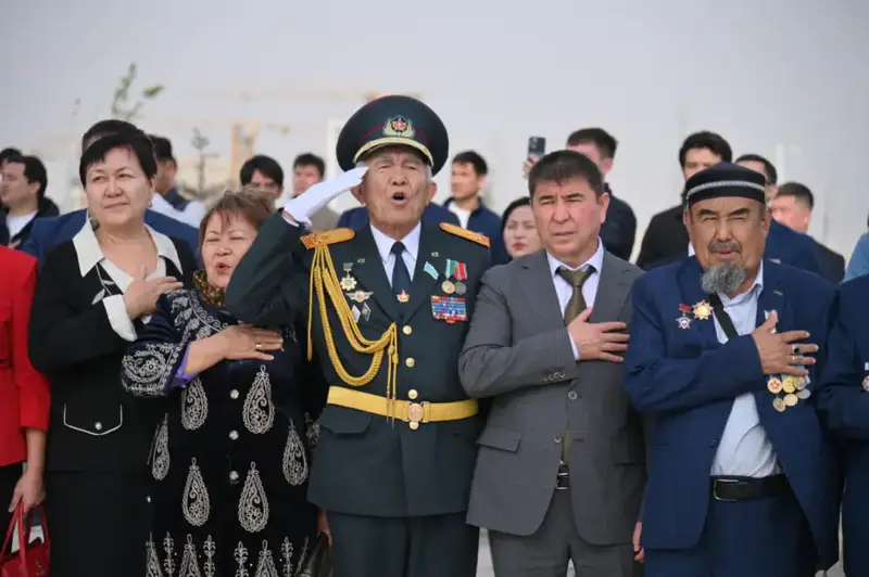 В ШЫМКЕНТЕ В ЧЕСТЬ ДНЯ РЕСПУБЛИКИ ТОРЖЕСТВЕННО ПОДНЯЛИ ГОСУДАРСТВЕННЫЙ ФЛАГ (6)