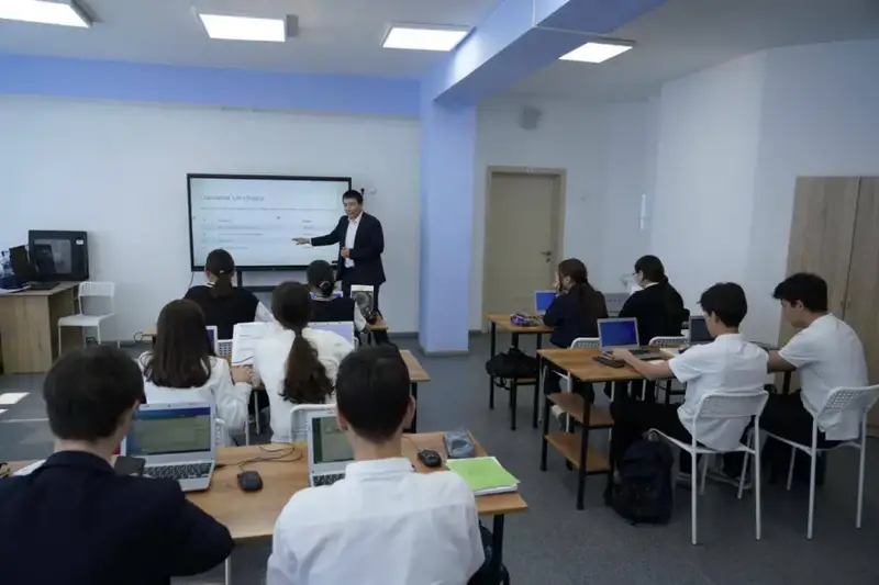 Столичный учитель успешно применяет ИИ в обучении школьников (6)