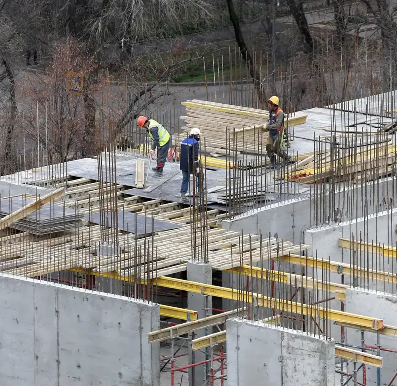 Штрафы и лишение лицензий подрядчиков в Алматы за нарушения строительных норм Астане