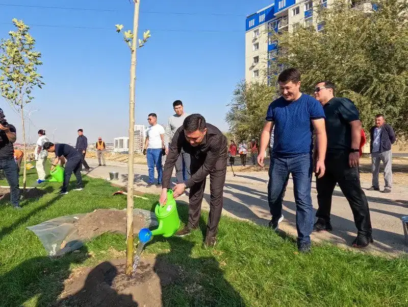 АКИМ ШЫМКЕНТА ПРИНЯЛ УЧАСТИЕ В ПОСАДКЕ ДЕРЕВЬЕВ ВМЕСТЕ С ЖИТЕЛЯМИ (2)