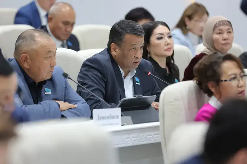 Ербол Карашукеев принял участие во внеочередной сессии областного маслихата (4)