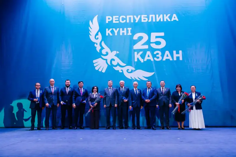 Аким Атырауской области Серик Шапкенов в канун Дня Республики вручил государственные награды (8)