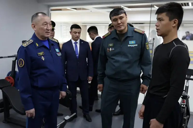 Министр обороны встретился с кадетами нового военно-спортивного колледжа (8)