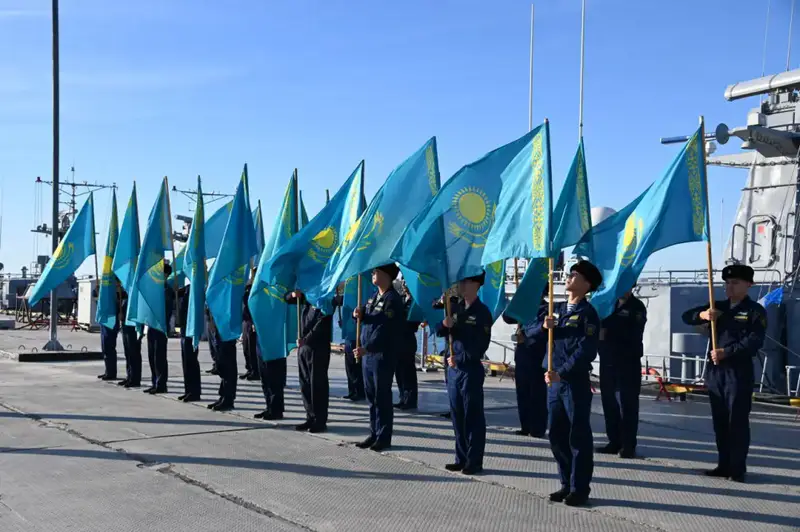 Военные моряки пронесли по Каспийскому морю Государственный флаг Казахстана (2)