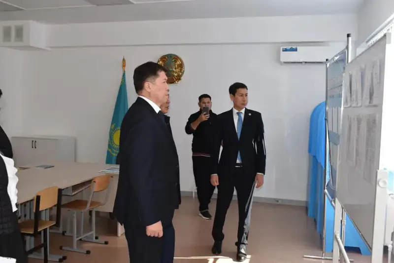 Член Центральной избирательной комиссии Республики Казахстан Азамат Максотович Айманакумов и главный консультант Юридического отдела аппарата Центральной избирательной комиссии Жанаткали Сайлаувич Жакеев прибыли в Атыраускую область и проинспектировали работу по организации и проведению довыборов депутатов районных маслихатов (в Жылыойском, Индерском, Макатском районах) по одномандатным избирательным округам вместо выбывших, назначенных на 26 октября 2025 года. (2)