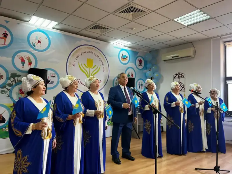 День Республики: в столичном районе Сарыарка артисты провели праздничный концерт (7)