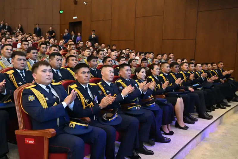 Вручены государственные награды ко Дню Республики (6)