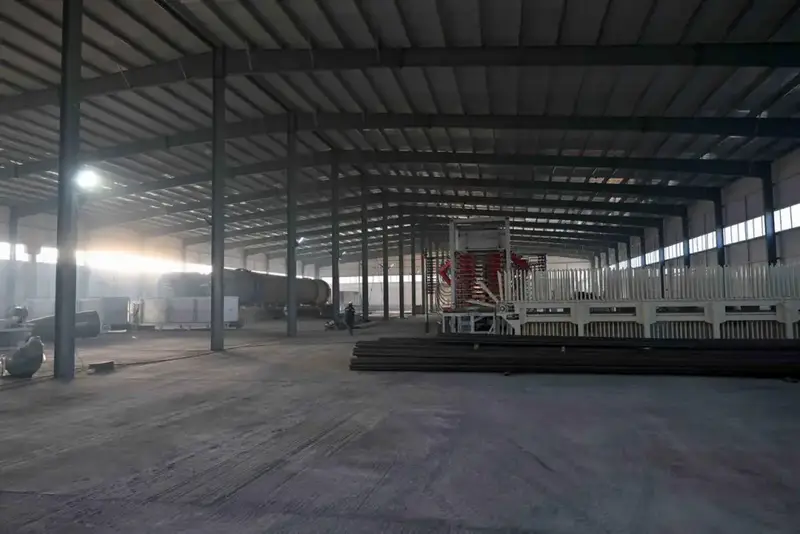 Аким области посетил новый завод, строящийся в Семее (2)