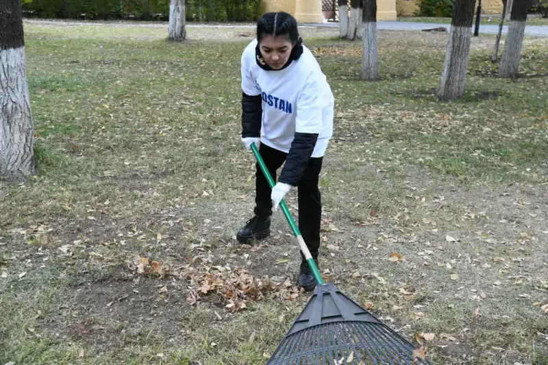 «Таза Қазақстан»: работники столичных учреждений культуры вышли на масштабную уборку в Астане (3)