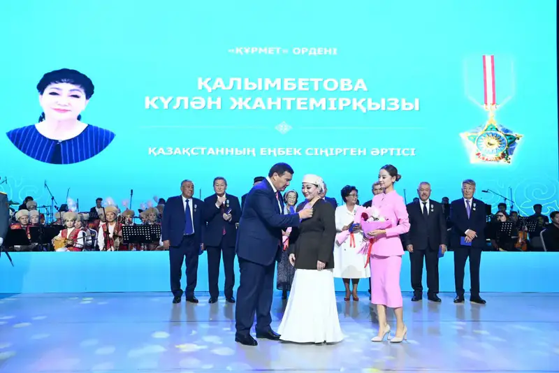 Вручены государственные награды ко Дню Республики (7)